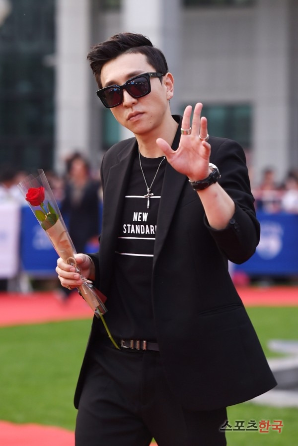'제20회 부천국제판타스틱영화제(PiFan)' 개막식 레드카펫 행사에 참석하고 있는 랩퍼 플로우식. 사진=장동규 기자 jk31@hankooki.com