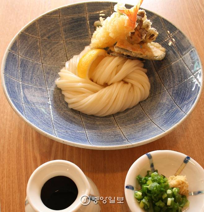 덴푸라 붓가케우동(9000원) 몇 가지 튀김을 고명으로 얹은 우동