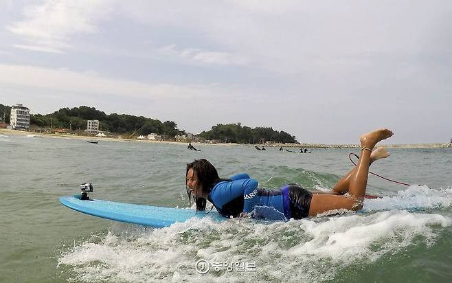 양양 죽도해수욕장에는 액션캠으로 서핑 장면을 촬영하는 이들이 많다.