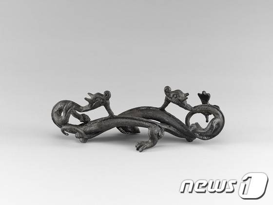 청동 용 모양 붓걸이 (사진=국립중앙박물관)