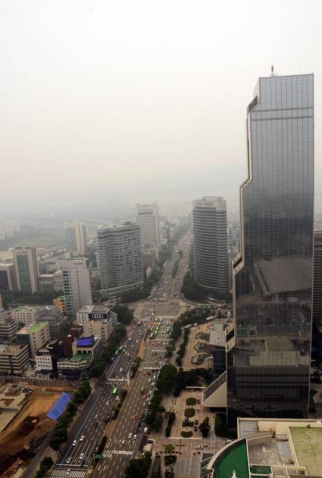 아셈타워에서 영동대로를 따라 남쪽을 바라보면 무역센터(오른쪽)와 함께 크고 작은 오피스 건물들이 보인다. /고성민 기자