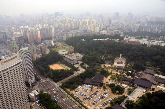 아셈타워 북쪽을 바라보면 봉은사 미륵대불이 눈길을 잡아끈다. 뒤편으로 아파트 단지들이 보인다. /고성민 기자