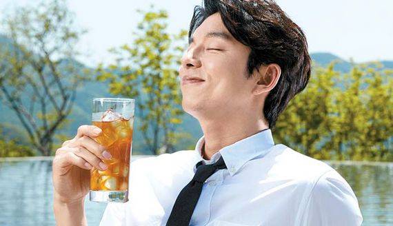 ‘카누 아이스 블렌드 아메리카노’는 찬물에도 잘 녹아 아메리카노 본연의 맛과 산뜻한 향미를 즐길 수 있다. 여름 한정판임을 감안해 산뜻한 산미와 과일향이 특징인 케냐 원두를 미디엄 로스팅했다. [사진 동서식품]