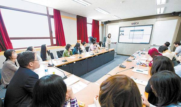 경희사이버대 글로벌한국학 교수와 학생들이 경희대 네오르네상스관에서 해외 거주 학생들과 원격 화상 세미나를 하고 있다.