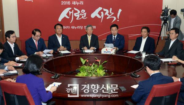 새누리 비대위 “우병우 물러나야” 새누리당이 25일 서울 여의도 당사에서 김희옥 혁신비상대책위원장(가운데) 주재로 비대위 회의를 열고 있다. 이날 혁신비대위원인 김영우 의원(맨 왼쪽)은 각종 도덕성 의혹에 휩싸인 우병우 수석을 향해 “대통령의 국정운영 부담을 줄이기 위해서라도 자리에서 물러나야 한다”고 공개 발언했다. 새누리당 지도부에서 우 수석 사퇴 요구가 공개적으로 제기된 것은 이번이 처음이다.  김정근 기자