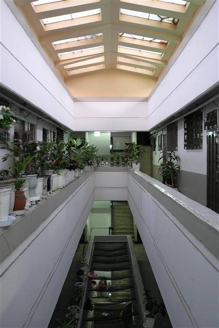원일 아파트의 중정. 무려 4개 층 높이다. 천창은 양 옆이 열려 있어서 환기에 매우 유리하다.건축가 황두진 제공