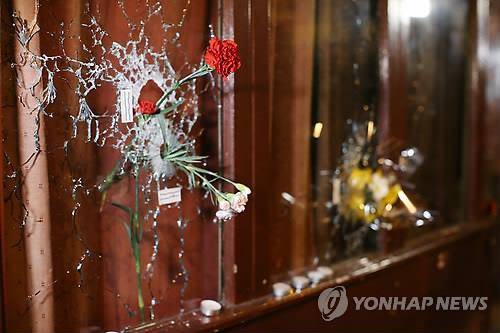 지난해 11월 파리 테러 현장[EPA=연합뉴스자료사진]