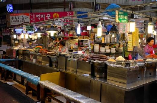 광장시장 먹거리 타운 풍경. 긴 나무 의자에 앉아 순대와 부침개, 김밥, 만두, 떡볶기 그득한 한 접시에 막걸리 한 잔을 받아들면 하루의 피로가 풀린다.