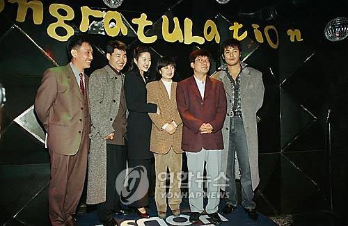 (서울=연합뉴스) 하사헌 기자= 서울 청담동 라이브하우스에서 SBS 드라마 `모래시계' 출연배우들과 제작진들이 종영 자축모임을 하고 있다. 왼쪽부터 정성모씨, 박상원씨, 고현정씨, 송지나 작가, 김종학 PD, 최민수씨. 1995.2.17 (끝)