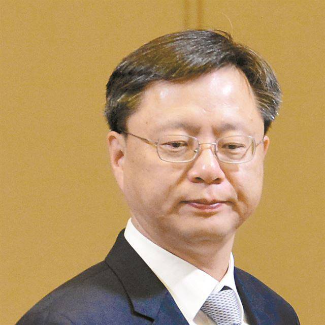 우병우 민정수석이 3월 7일 청와대에서 열린 대통령수석비서관 회의에 참석하고 있다. 청와대사진기자단