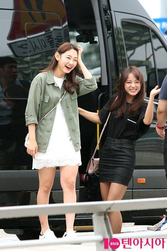 IOI 김세정, 강미나가 인천공항에 도착하고 있다.