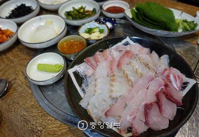 목포낙지의 새 메뉴 ‘영란세트(회+탕)’ 회는 대방어•농어•민어•광어(오른쪽부터) 4종류의 모둠회다.