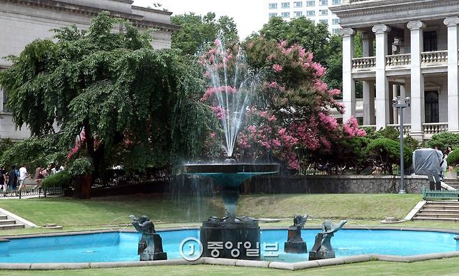 서울 최초의 분수는 덕수궁 석조전 앞에 있다. 1910년 석조전 완공 때 설치된 것으로 보이지만 현재의 것은 1938년 덕수궁미술관 건립때 설치된 것이다. 박종근 기자