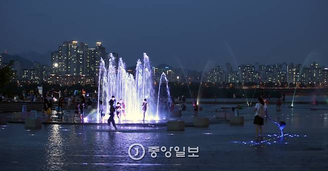 한강에 접해 있는 물빛공원은 해가 지면 멋진 야경이 펼쳐진다. 박종근 기자