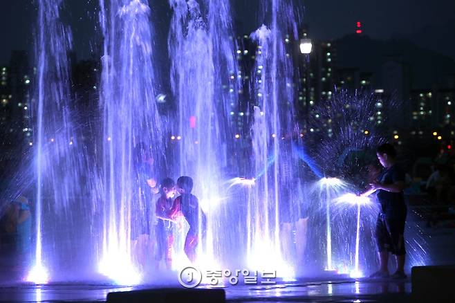 물빛공원 분수대에 뛰어든 아이들이 초저녁의 열기를 식히고 있다 박종근 기자