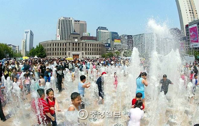 2004년 설치된 서울광장 분수대. 같은 해 어린이날인 5월5일 이곳을 찾은 어린이들이 분수대에 뛰어들었다. 변선구 기자