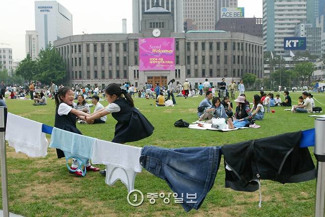 서울광장 바닥분수대 옆에 아이들의 젖은 옷이 널려있다. 임현동 기자