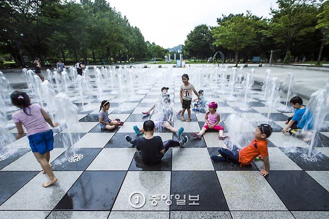 서울숲 분수대에서 물이 잦아들자 바닥에 앉은 아이들. 박종근 기자