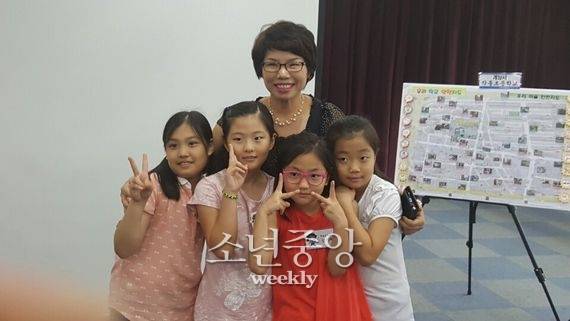 22일 인천지방경찰청에서 열린 시상식에서 작동초 유예현·최정윤·김민채·김도연(왼쪽부터) 학생과 지도교사인 신동경 선생님이 포즈를 취했다.