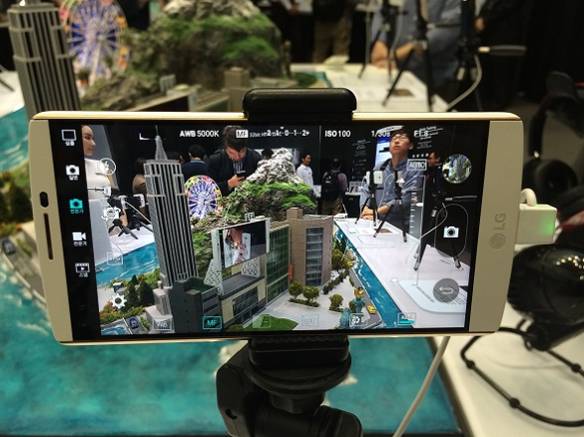 LG전자가 지난해 10월 출시한 프리미엄 스마트폰 ‘V10’ / 사진=전준범 기자