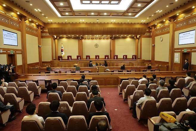 박현철 헌번재판소장과 재판관들이 지난 5월26일 오후 서울 종로구 재동 헌법재판소 대심판정에서 ‘국회 선진화법' 권한쟁의, 통합진보당 해산 재심청구 선고를 하기 위해 자리에 앉아 있다.  김명진 기자 littleprince@hani.co.kr