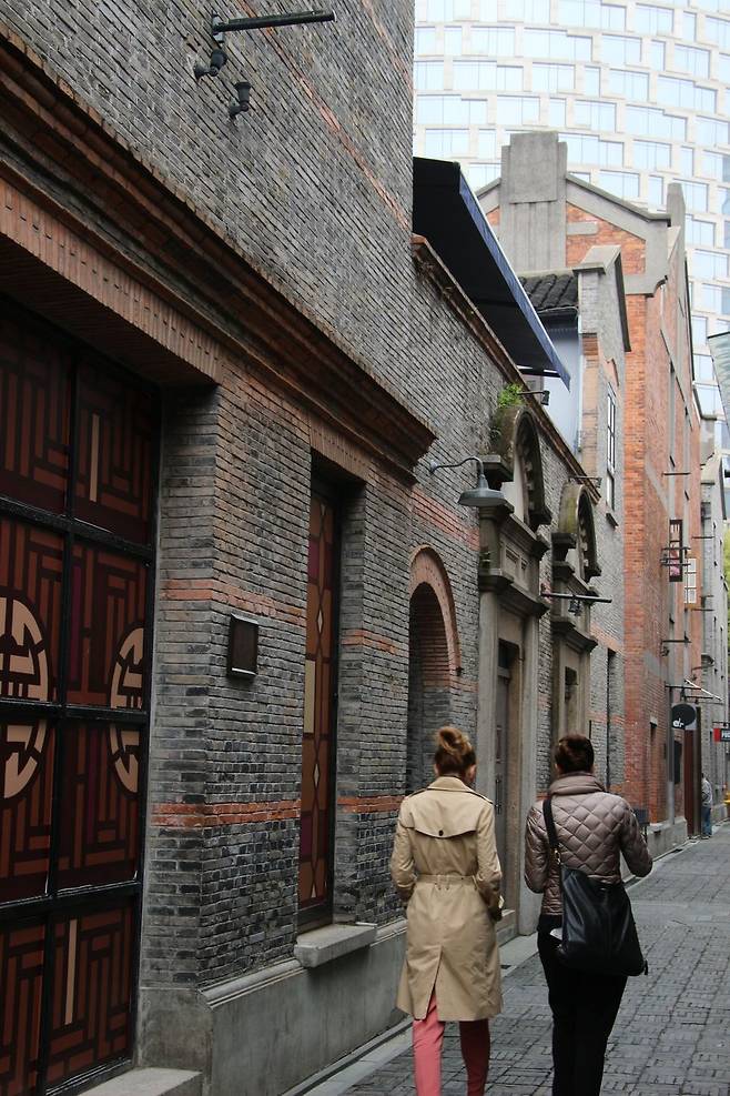 상하이의 번화가인 신톈디(新天地). 서양식 레스토랑과 바가 모인 곳이다.