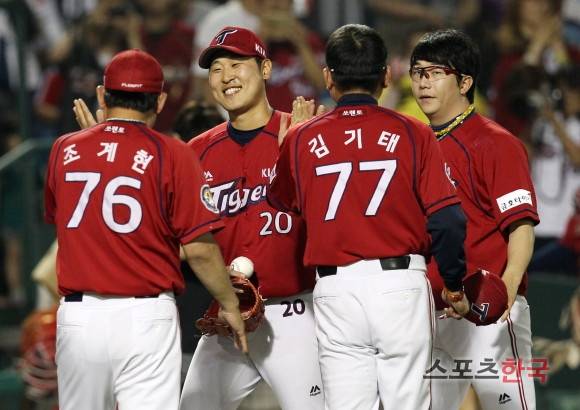 지난 2015년 8월 1일 한화전에서 김기태 감독의 '모자인사'를 받고 기분이 좋은 윤석민. 스포츠코리아 제공