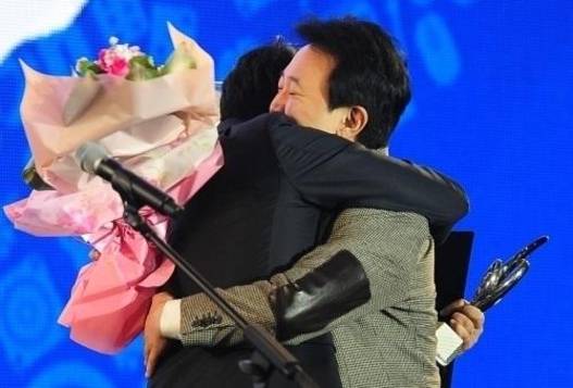 방준혁 넷마블 의장(왼쪽)과 레이븐을 개발한 유석호 넷마블에스티 대표(왼쪽)가 게임대상을 수상한 후 기쁨의 포옹을 하고 있다. /조선DB