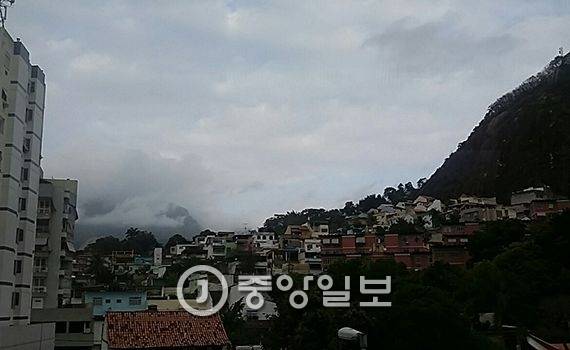 리우 시내의 풍경. 언덕과 산이 많은 항구 도시 리우에는 언덕 위에 밀집된 마을을 쉽게 볼 수 있다. 윤호진 기자