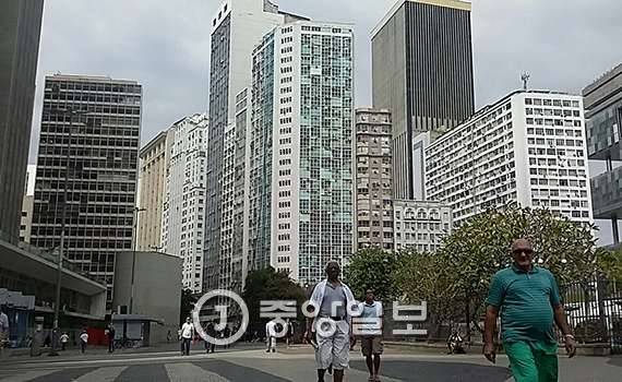 리우 시내 중심가에 고층 빌딩이 밀집한 모습. 현대적인 건물들 주변으로는 오래된 저층 건물들이 퍼져 있다. 윤호진 기자