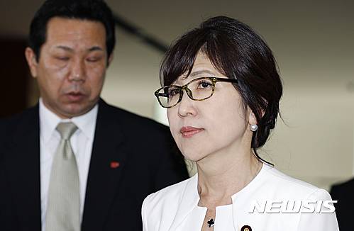 【도쿄=AP/뉴시스】 이나다 도모미(稻田朋美) 일본 방위상이 규슈 북부 지역에 물난리가 난 지난 6일 점심께 약 1시간 동안 방위성 청사를 비워 여론의 질타를 받고 있다. 사진은 지난 2016년 8월3일 도쿄 총리관저에 들어서고 있는 이나다 방위상의 모습. 2107.07.07.