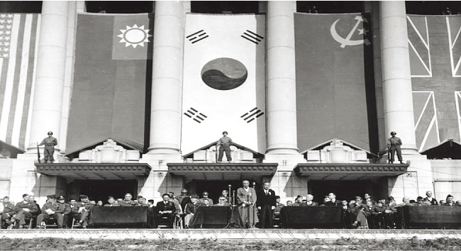 1945년 10월 20일 당시 정부중앙청사에서 진행된 연합군 환영행사에 대형 태극기와 각국 국기가 내걸렸다. [사진 제공·대한민국 제20대 국회 태극기 특별기획전]