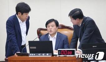 11일 오전 서울 여의도 국회에서 열린 정무위원회 전체회의에서 이진복 정무위원장과 여당 간사인 유의동 새누리당 의원과 야당 간사인 전해철 더불어민주당 의원이 대화를 나누고 있다. 2016.7.11/뉴스1 © News1 손형주 기자