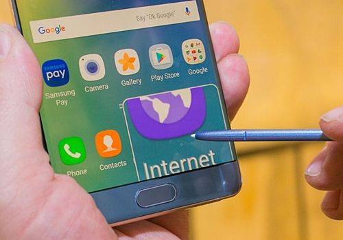 웹이나 이미지에 들어있는 외국어에 S펜을 가까이 가져가면 원하는 언어로 번역해 주는 기능, 스크린을 확대하는 기능도 S펜에 추가됐다. (사진=씨넷)