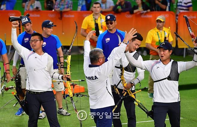 우승이 확정되자 한국선수들이 환호하고 있다. [올림픽사진공동취재단]