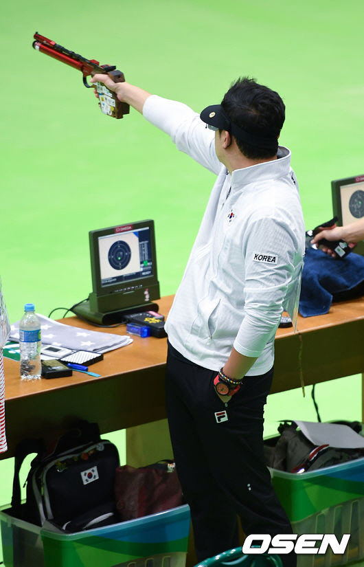 남자 10m 공기 권총 예선 경기가 7일 오전(한국시간) 브라질 리우데자네이루 데오도로에 위치한 올림픽 슈팅센터에서 열렸다.진종오가 사격을 하고 있다. 사진|OSEN