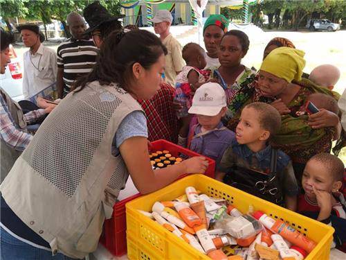 알비노 가정에 자외선 차단제를 나눠주고 있는 김나라 월드쉐어 탄자니아 지부장 [월드쉐어 제공]