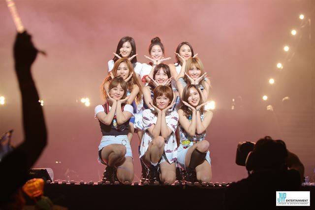 걸그룹 트와이스는 데뷔 1년 만에 ‘JYP NATION’ 무대에 올랐다. JYP엔터테인먼트 제공