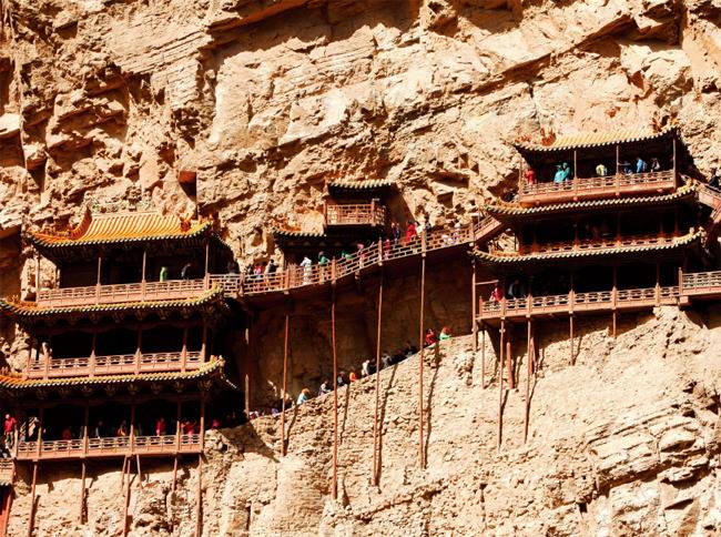 산시성 항산의 현공사(懸空寺).절벽에 붙여 지어 허공에 매달린 듯 보인다.