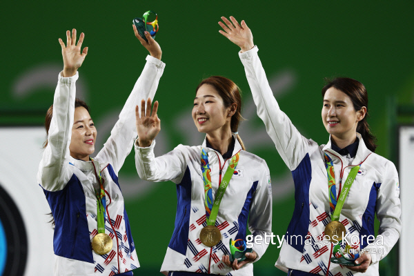 한국 여자양궁 대표팀이 올림픽 8연패의 위업을 달성했다. 시상식에서 손을 흔들고 있다. 게티이미지/멀티비츠