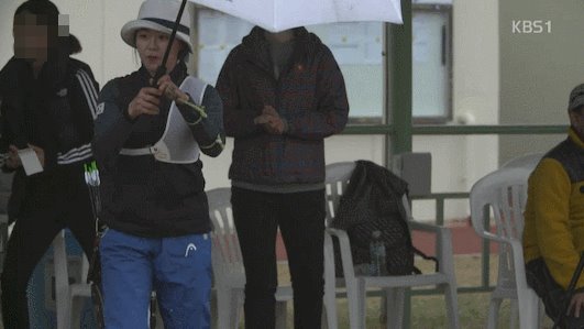 양궁우산을 쓰고 있는 장혜진. KBS 방송화면 캡처