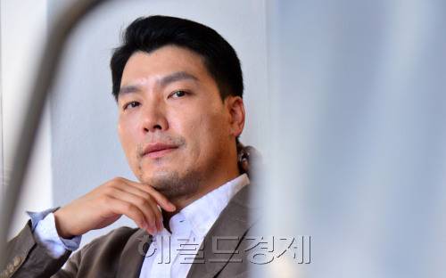 뮤지컬 배우 양준모가 자신의 인생뮤지컬 ‘레미제라블’에서 또다시 장발장을 연기한다. 일본 무대에서, 일본어로. [사진=이상섭 기자/babtong@heraldcorp.com]