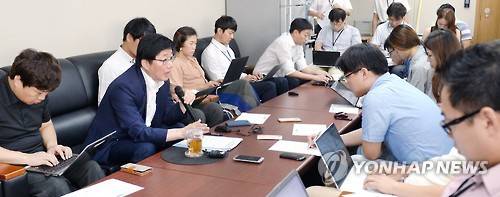 사상 최대전력 기록 관련 브리핑     (서울=연합뉴스) 채희봉 산업통상자원부 에너지자원실장(왼쪽 두번째)이 9일 오전 정부세종청사 산업부 기자실에서 '전력수급 위기경보 발령시 비상단계별 대책'과 '문 열고 냉방영업 행위'를 금지하는 에너지 사용제한 조치 시행 예정 등과 관련해 출입기자단에게 브리핑하고 있다. 2016.8.9 [산업통상자원부 제공=연합뉴스]     photo@yna.co.kr