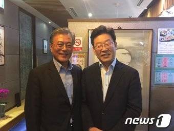 더불어민주당 소속 이재명 성남시장이 10일 자신의 트위터에 문재인 전 대표와 저녁을 먹었다는 글과 함께 사진(위)을 올렸다.(이재명 성남시장 트위터) © News1