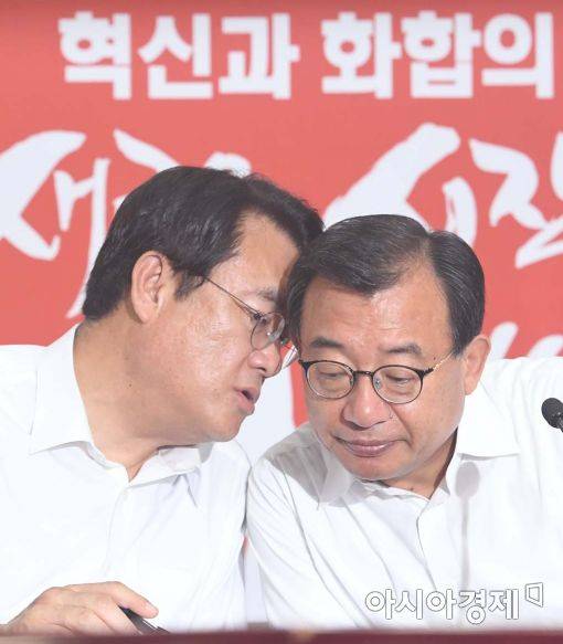 이정현 새누리당 대표(오른쪽)