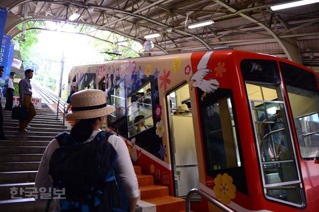 다테야마역에서 출발하는 케이블카.