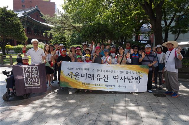 서울미래유산 ‘지하철 수준점’이 있는 보신각 앞에서 2차 답사 출발에 앞서 단체 사진을 찍었다. 이날 기온은 33도. 시민 2명이 추가되는 등 30여명의 열정적인 답사객이 참여했다.