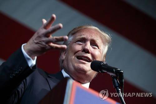 미국 공화당 대선후보 도널드 트럼프가 9일(현지시간) 노스캐롤라이나에서 연설하고 있다. [AP=연합뉴스]