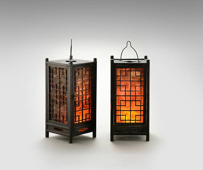 실내에서 사용하는 좌등. 표면에 기름을 바른 종이를 사용했다.