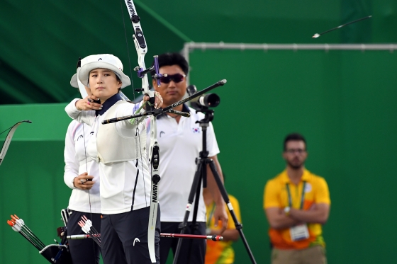 2016 리우데자네이루 올림픽 여자양궁 개인전 금메달에 도전하는 기보배가 화살을 발사하고 있다. / 사진=뉴스1